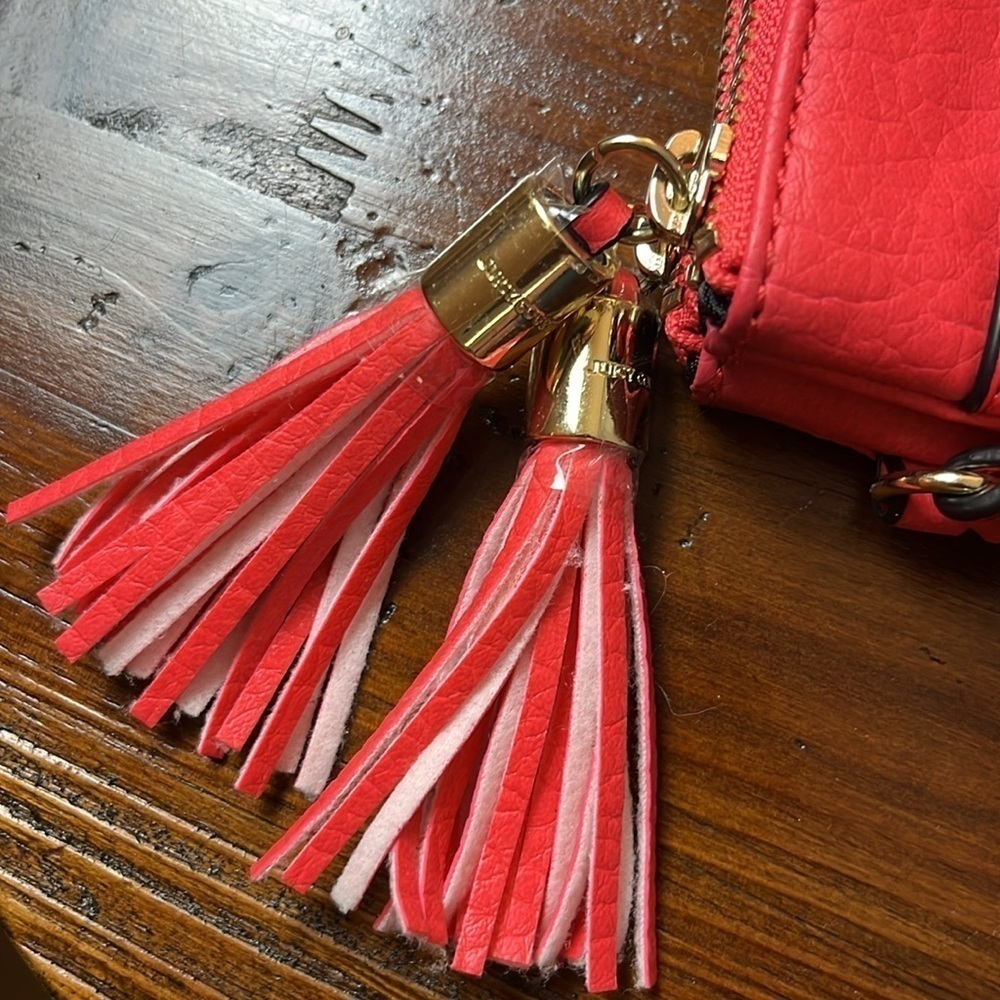 NWOT JUICY COUTURE CORAL VEGAN LEATHER WRISTLET - Picture 3 of 12
